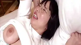 巨乳日本女孩在三人性爱中露出傲人双峰！精彩刺激的淫乱场面！