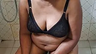 Asyalı Milf Hizmetçi BANYOYA BİRİNE İHTİYAÇ DUYUYOR