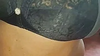 Şok olmuş Asyalı MILF, kocasını yalnız başına oynarken yakaladı.